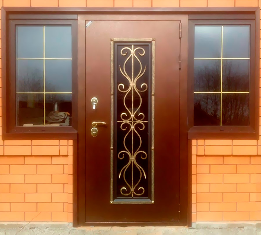 Соединение окон с металической дверью